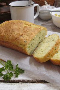 Быстрый кабачковый хлеб с травами и сыром