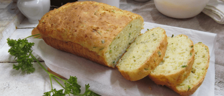 Быстрый кабачковый хлеб с травами и сыром