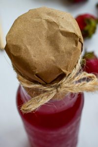 Клубничный уксус – необычная приправа для любимых салатов