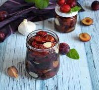 Вяленые сливы с чесноком и травами