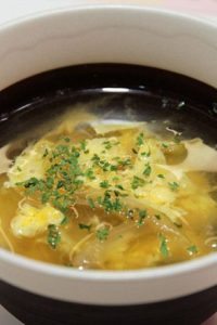 Японский вермишелевый суп с яйцом