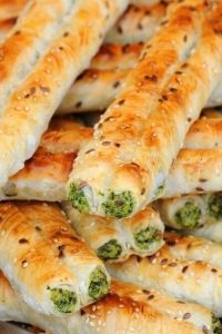 Хлебные палочки из слоеного теста с брынзой и шпинатом