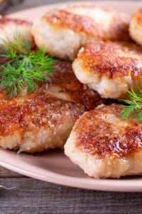 Куриные котлеты с чесноком на сковороде