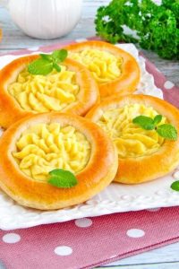 Ватрушки с картошкой в духовке из дрожжевого теста
