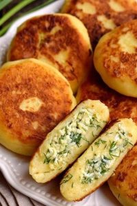 Картофельные котлетки с сырной начинкой и зеленью