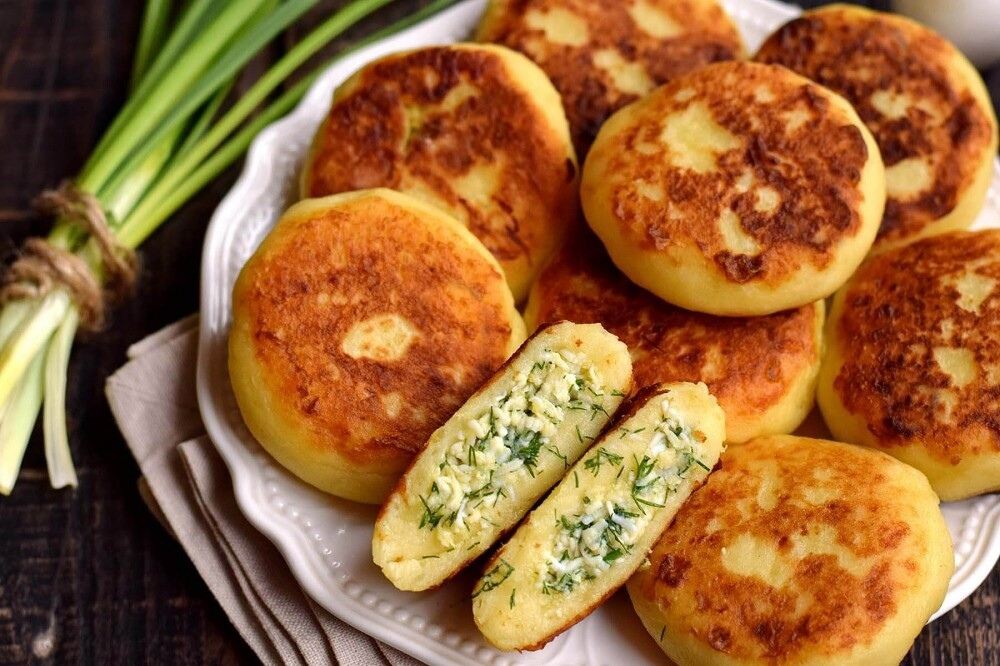 Картофельные котлетки с сырной начинкой и зеленью