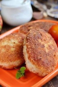 Куриные котлеты с овсянкой и сметанным соусом