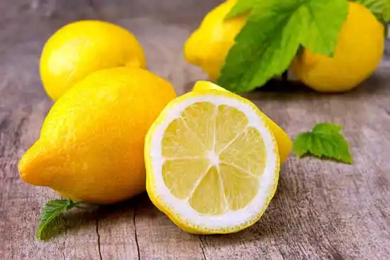 Лимоны на доске